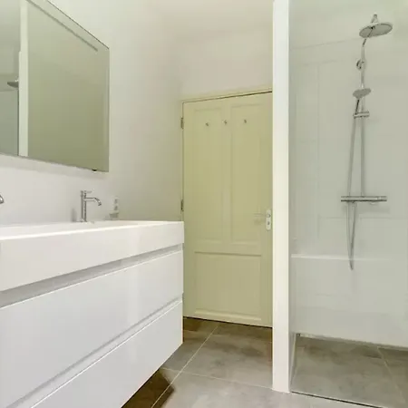 Short Apartment *